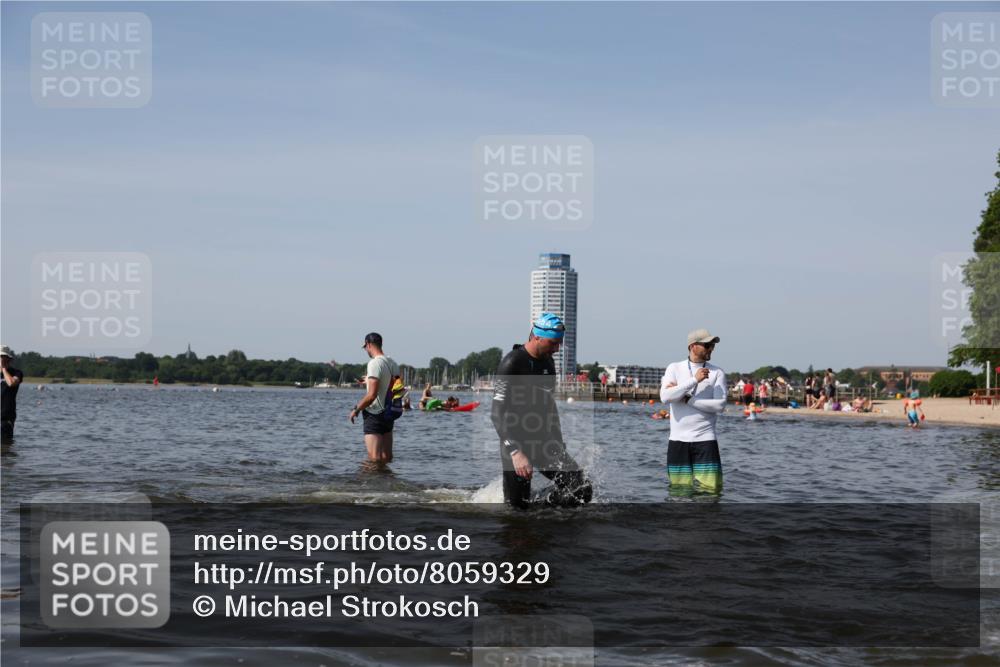22.06.2025 - Viking Triathlon Michael Strokosch http://msf.ph/oto/8059329 22.06.2025 10:41:27 Schwimmen 54, 94, 376, 390, 505 meine-sportfotos.de