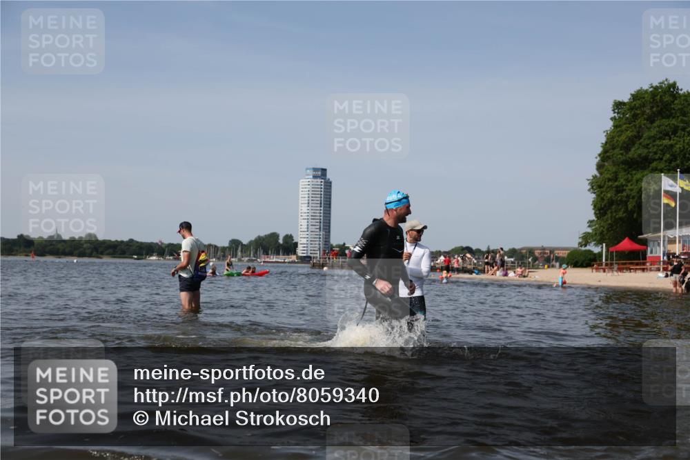 22.06.2025 - Viking Triathlon Michael Strokosch http://msf.ph/oto/8059340 22.06.2025 10:41:27 Schwimmen 54, 94, 376, 390, 505 meine-sportfotos.de