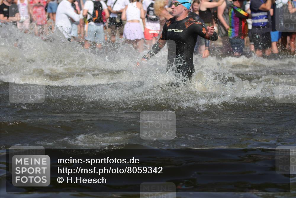 22.06.2025 - Viking Triathlon H.Heesch http://msf.ph/oto/8059342 22.06.2025 10:00:56 Schwimmen 50, 90, 113, 124, 132, 236, 243, 258, 300, 301, 347, 352, 384, 652, 658 meine-sportfotos.de