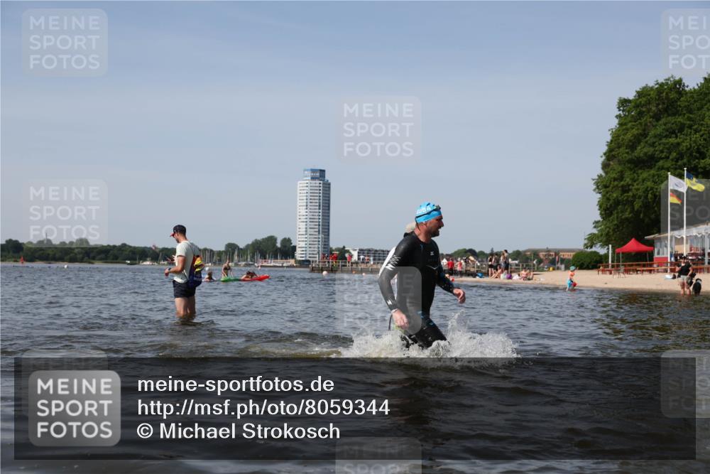 22.06.2025 - Viking Triathlon Michael Strokosch http://msf.ph/oto/8059344 22.06.2025 10:41:27 Schwimmen 54, 94, 376, 390, 505 meine-sportfotos.de