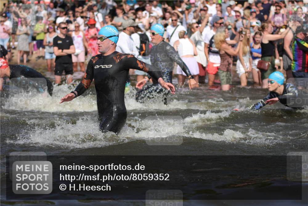 22.06.2025 - Viking Triathlon H.Heesch http://msf.ph/oto/8059352 22.06.2025 10:00:56 Schwimmen 50, 90, 113, 124, 132, 236, 243, 258, 300, 301, 347, 352, 384, 652, 658 meine-sportfotos.de