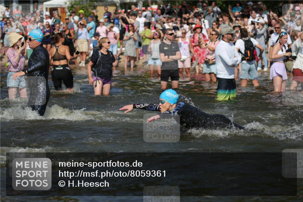 22.06.2025 - Viking Triathlon H.Heesch http://msf.ph/oto/8059361 22.06.2025 10:00:58 Schwimmen 12, 50, 63, 90, 113, 124, 132, 236, 243, 258, 300, 301, 347, 350, 352, 384, 458, 652, 658 meine-sportfotos.de