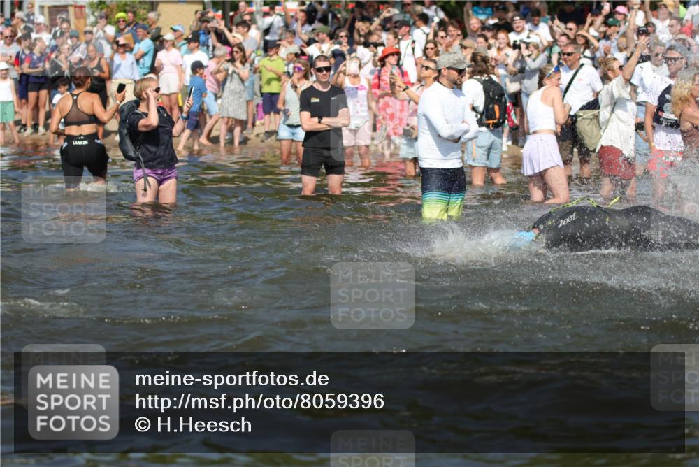 22.06.2025 - Viking Triathlon H.Heesch http://msf.ph/oto/8059396 22.06.2025 10:01:00 Schwimmen 12, 50, 63, 90, 113, 124, 236, 243, 294, 300, 347, 350, 384, 458, 658 meine-sportfotos.de