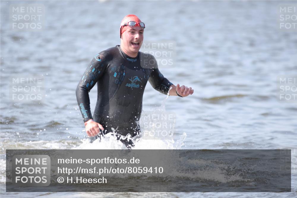 22.06.2025 - Viking Triathlon H.Heesch http://msf.ph/oto/8059410 22.06.2025 10:31:56 Schwimmen 63, 87, 99, 124, 125, 193, 207, 224, 226, 271, 435, 449, 464, 488, 507, 555, 658 meine-sportfotos.de