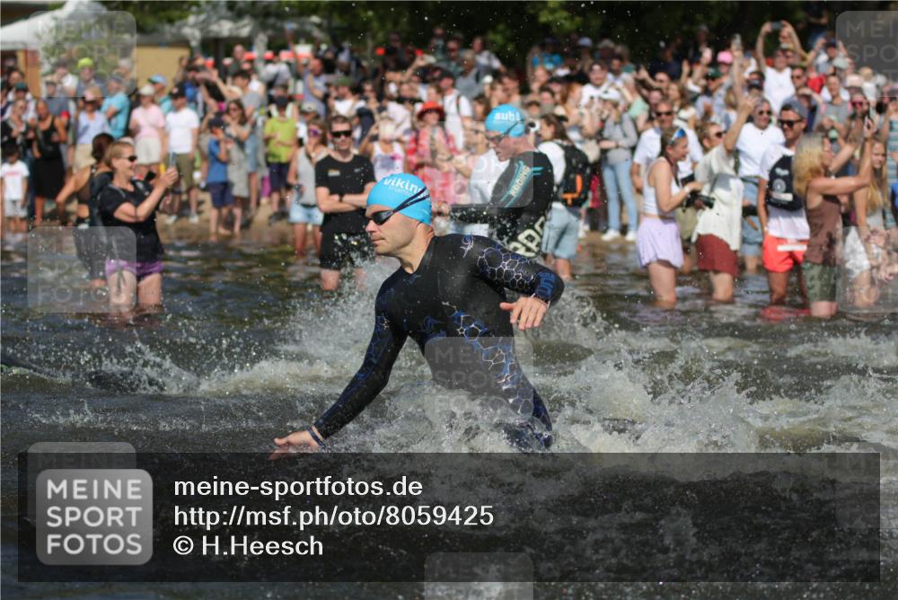 22.06.2025 - Viking Triathlon H.Heesch http://msf.ph/oto/8059425 22.06.2025 10:01:01 Schwimmen 12, 50, 63, 90, 113, 124, 236, 243, 294, 300, 347, 350, 384, 458, 658 meine-sportfotos.de