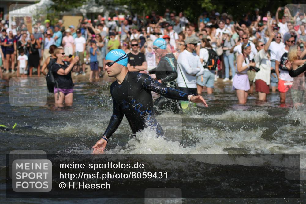 22.06.2025 - Viking Triathlon H.Heesch http://msf.ph/oto/8059431 22.06.2025 10:01:01 Schwimmen 12, 50, 63, 90, 113, 124, 236, 243, 294, 300, 347, 350, 384, 458, 658 meine-sportfotos.de