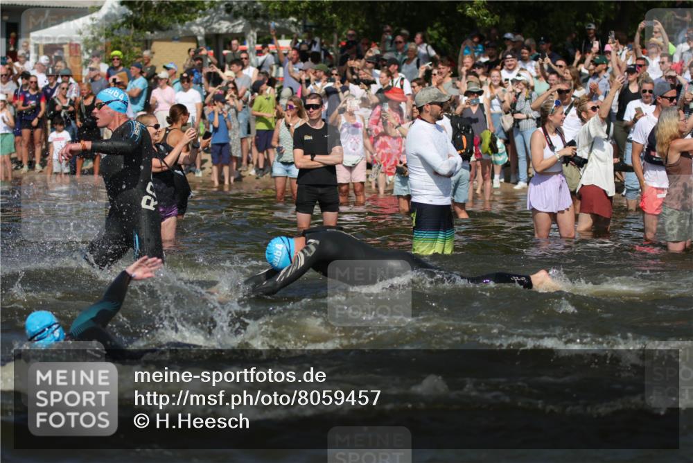 22.06.2025 - Viking Triathlon H.Heesch http://msf.ph/oto/8059457 22.06.2025 10:01:02 Schwimmen 12, 50, 63, 90, 113, 124, 236, 243, 294, 300, 347, 350, 384, 458, 658 meine-sportfotos.de