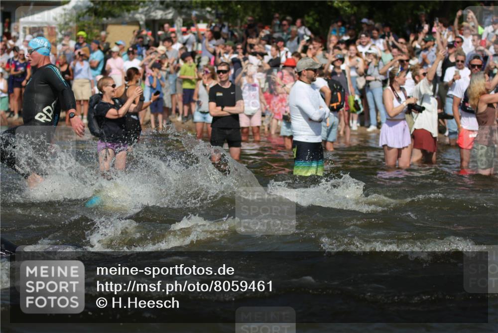 22.06.2025 - Viking Triathlon H.Heesch http://msf.ph/oto/8059461 22.06.2025 10:01:03 Schwimmen 12, 50, 63, 90, 113, 124, 236, 243, 294, 300, 347, 350, 384, 458, 658 meine-sportfotos.de
