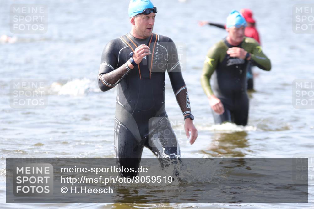 22.06.2025 - Viking Triathlon H.Heesch http://msf.ph/oto/8059519 22.06.2025 10:32:33 Schwimmen 53, 80, 170, 208, 278, 492, 554 meine-sportfotos.de