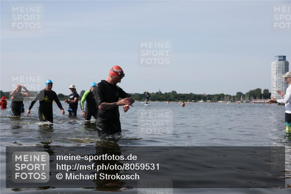 22.06.2025 - Viking Triathlon Michael Strokosch http://msf.ph/oto/8059531 22.06.2025 10:52:47 Schwimmen 106, 160, 656 meine-sportfotos.de