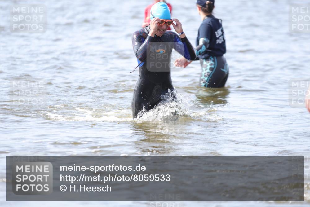22.06.2025 - Viking Triathlon H.Heesch http://msf.ph/oto/8059533 22.06.2025 10:32:38 Schwimmen 80, 170, 208, 278, 492, 554 meine-sportfotos.de