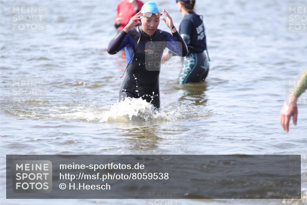 22.06.2025 - Viking Triathlon H.Heesch http://msf.ph/oto/8059538 22.06.2025 10:32:38 Schwimmen 80, 170, 208, 278, 492, 554 meine-sportfotos.de