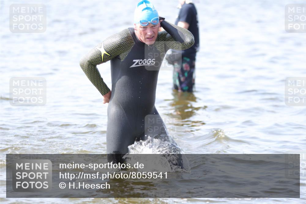 22.06.2025 - Viking Triathlon H.Heesch http://msf.ph/oto/8059541 22.06.2025 10:32:40 Schwimmen 80, 170, 208, 278, 554 meine-sportfotos.de