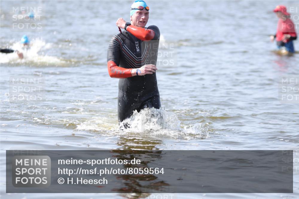 22.06.2025 - Viking Triathlon H.Heesch http://msf.ph/oto/8059564 22.06.2025 10:32:43 Schwimmen 80, 208, 278, 287, 554 meine-sportfotos.de
