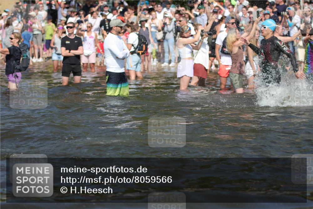 22.06.2025 - Viking Triathlon H.Heesch http://msf.ph/oto/8059566 22.06.2025 10:01:10 Schwimmen 12, 53, 63, 131, 147, 173, 214, 294, 330, 341, 350, 443, 444, 458, 488 meine-sportfotos.de