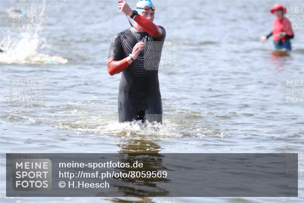 22.06.2025 - Viking Triathlon H.Heesch http://msf.ph/oto/8059569 22.06.2025 10:32:43 Schwimmen 80, 208, 278, 287, 554 meine-sportfotos.de