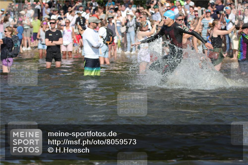 22.06.2025 - Viking Triathlon H.Heesch http://msf.ph/oto/8059573 22.06.2025 10:01:10 Schwimmen 12, 53, 63, 131, 147, 173, 214, 294, 330, 341, 350, 443, 444, 458, 488 meine-sportfotos.de
