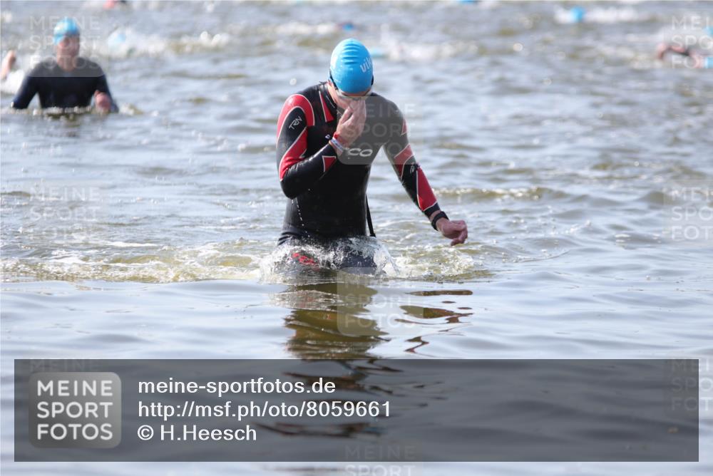 22.06.2025 - Viking Triathlon H.Heesch http://msf.ph/oto/8059661 22.06.2025 10:33:11 Schwimmen 28, 91, 300, 387, 399, 608 meine-sportfotos.de