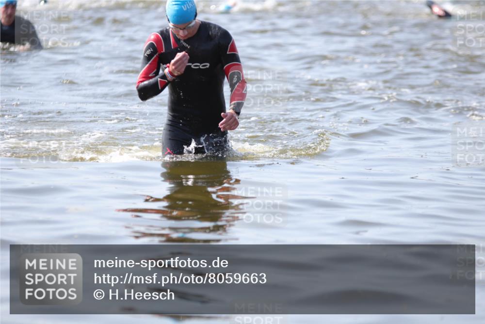 22.06.2025 - Viking Triathlon H.Heesch http://msf.ph/oto/8059663 22.06.2025 10:33:11 Schwimmen 28, 91, 300, 387, 399, 608 meine-sportfotos.de