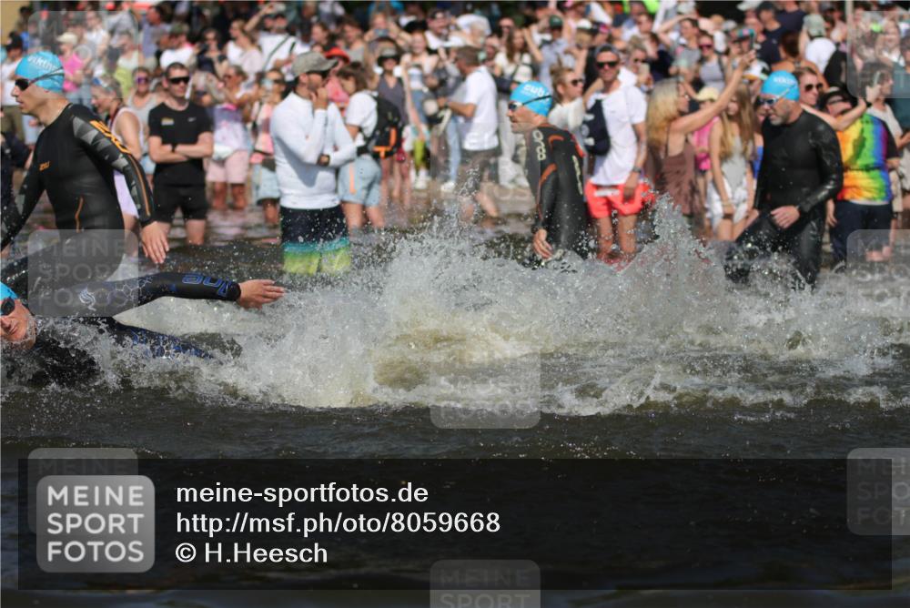 22.06.2025 - Viking Triathlon H.Heesch http://msf.ph/oto/8059668 22.06.2025 10:01:16 Schwimmen 38, 53, 131, 147, 173, 214, 284, 287, 311, 330, 341, 443, 444, 488, 643 meine-sportfotos.de