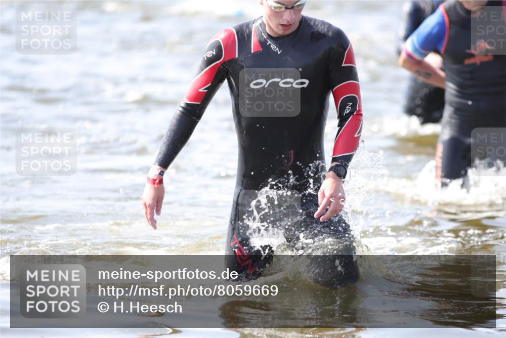 22.06.2025 - Viking Triathlon H.Heesch http://msf.ph/oto/8059669 22.06.2025 10:33:15 Schwimmen 28, 38, 300, 387, 399, 524, 608 meine-sportfotos.de