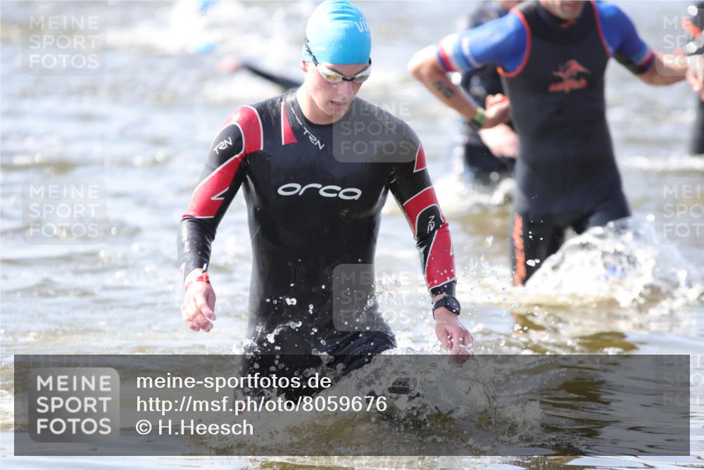 22.06.2025 - Viking Triathlon H.Heesch http://msf.ph/oto/8059676 22.06.2025 10:33:16 Schwimmen 28, 38, 300, 382, 387, 399, 524, 608 meine-sportfotos.de