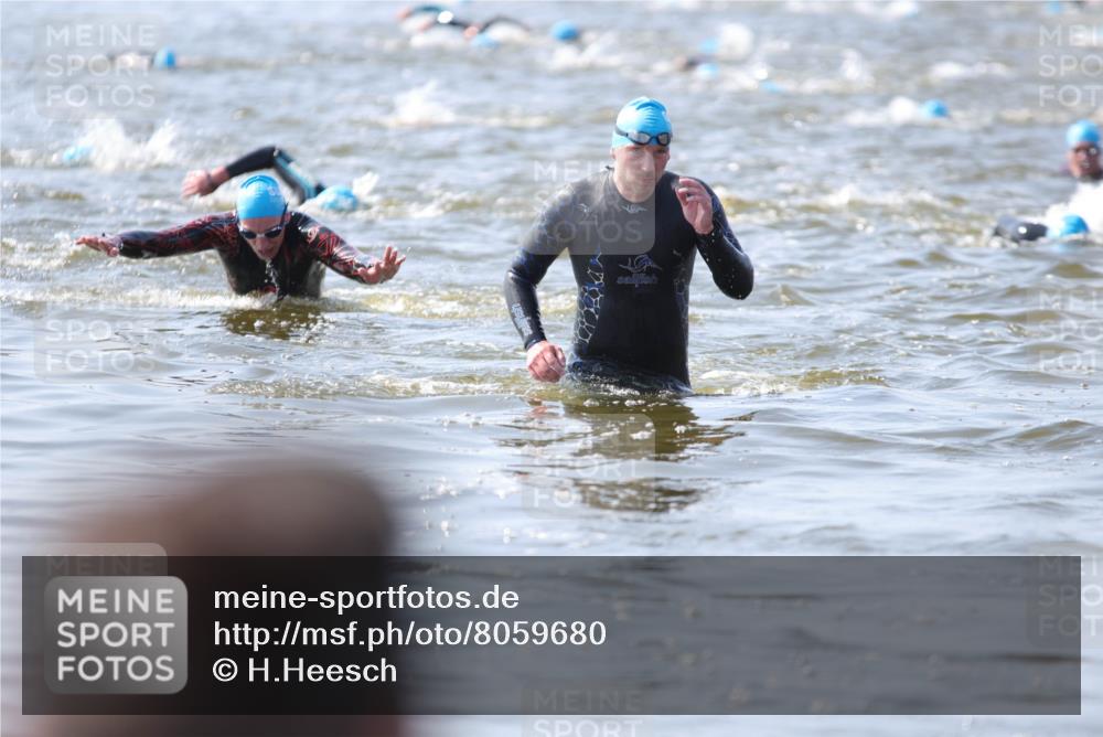 22.06.2025 - Viking Triathlon H.Heesch http://msf.ph/oto/8059680 22.06.2025 10:33:19 Schwimmen 28, 38, 300, 382, 387, 522, 524, 608 meine-sportfotos.de