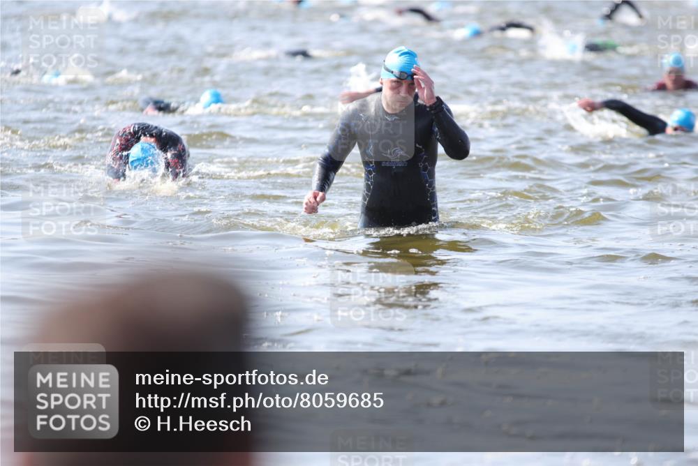 22.06.2025 - Viking Triathlon H.Heesch http://msf.ph/oto/8059685 22.06.2025 10:33:19 Schwimmen 28, 38, 300, 382, 387, 522, 524, 608 meine-sportfotos.de
