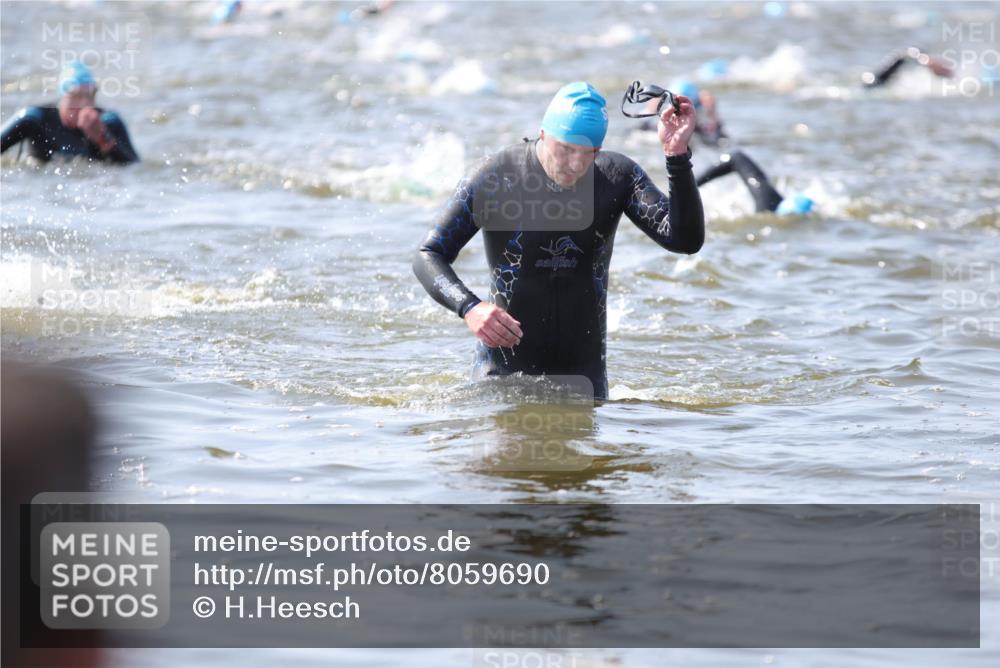 22.06.2025 - Viking Triathlon H.Heesch http://msf.ph/oto/8059690 22.06.2025 10:33:22 Schwimmen 28, 38, 300, 382, 387, 522, 524, 608 meine-sportfotos.de