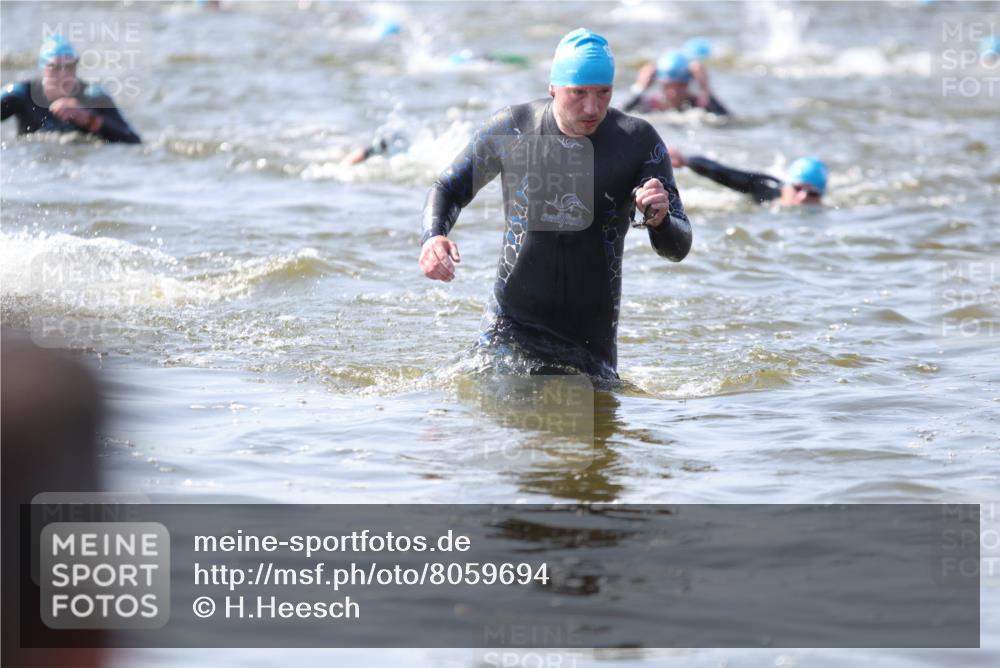 22.06.2025 - Viking Triathlon H.Heesch http://msf.ph/oto/8059694 22.06.2025 10:33:22 Schwimmen 28, 38, 300, 382, 387, 522, 524, 608 meine-sportfotos.de