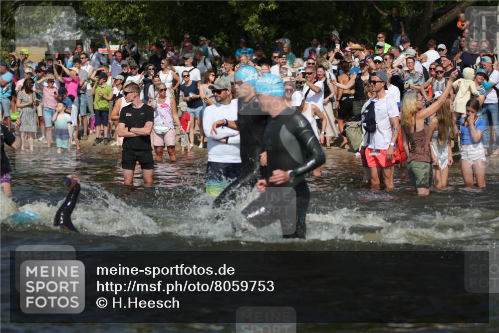 22.06.2025 - Viking Triathlon H.Heesch http://msf.ph/oto/8059753 22.06.2025 10:01:27 Schwimmen 38, 99, 162, 203, 216, 224, 226, 237, 284, 287, 311, 381, 393, 510, 643 meine-sportfotos.de