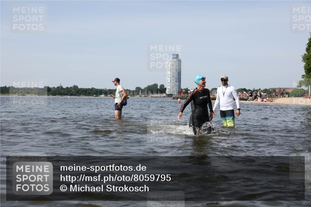 22.06.2025 - Viking Triathlon Michael Strokosch http://msf.ph/oto/8059795 22.06.2025 10:42:25 Schwimmen 16, 55, 65, 192, 281, 290, 318, 326, 427, 460, 465 meine-sportfotos.de