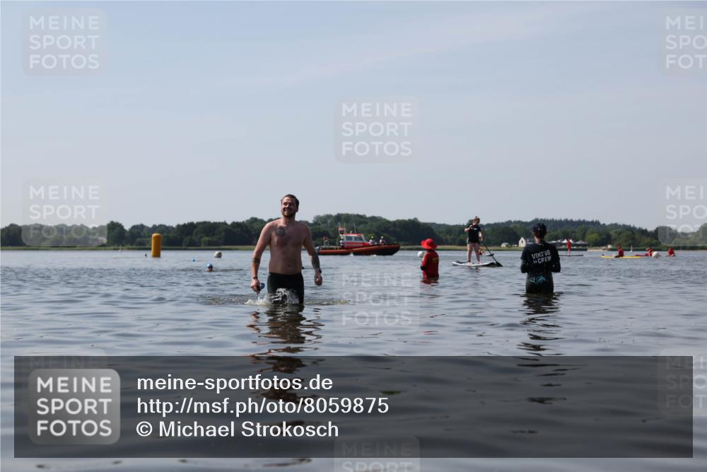 22.06.2025 - Viking Triathlon Michael Strokosch http://msf.ph/oto/8059875 22.06.2025 10:54:40 Schwimmen 305 meine-sportfotos.de