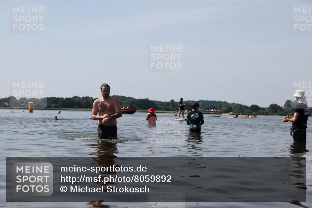 22.06.2025 - Viking Triathlon Michael Strokosch http://msf.ph/oto/8059892 22.06.2025 10:54:42 Schwimmen 305 meine-sportfotos.de