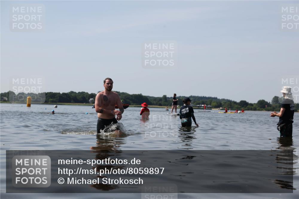 22.06.2025 - Viking Triathlon Michael Strokosch http://msf.ph/oto/8059897 22.06.2025 10:54:42 Schwimmen 305 meine-sportfotos.de