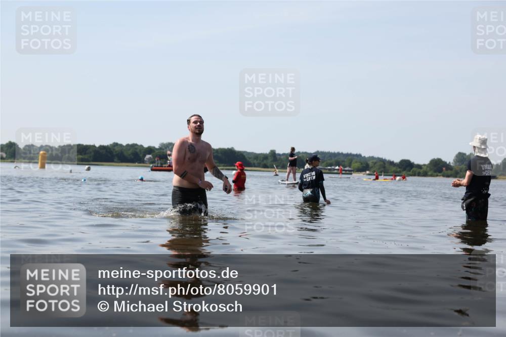 22.06.2025 - Viking Triathlon Michael Strokosch http://msf.ph/oto/8059901 22.06.2025 10:54:42 Schwimmen 305 meine-sportfotos.de