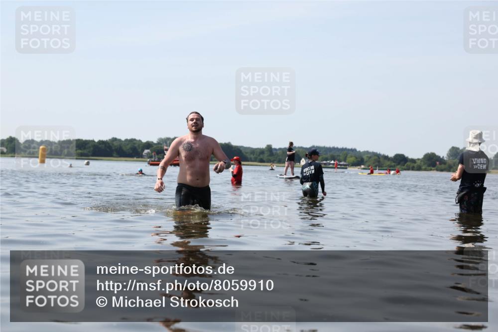22.06.2025 - Viking Triathlon Michael Strokosch http://msf.ph/oto/8059910 22.06.2025 10:54:43 Schwimmen 305 meine-sportfotos.de