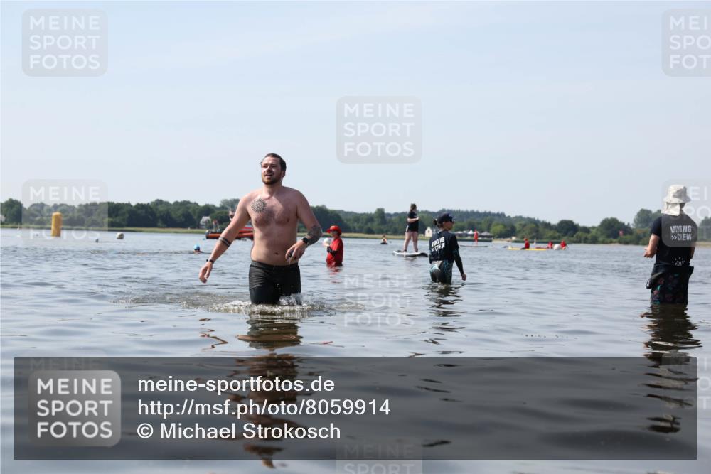 22.06.2025 - Viking Triathlon Michael Strokosch http://msf.ph/oto/8059914 22.06.2025 10:54:43 Schwimmen 305 meine-sportfotos.de
