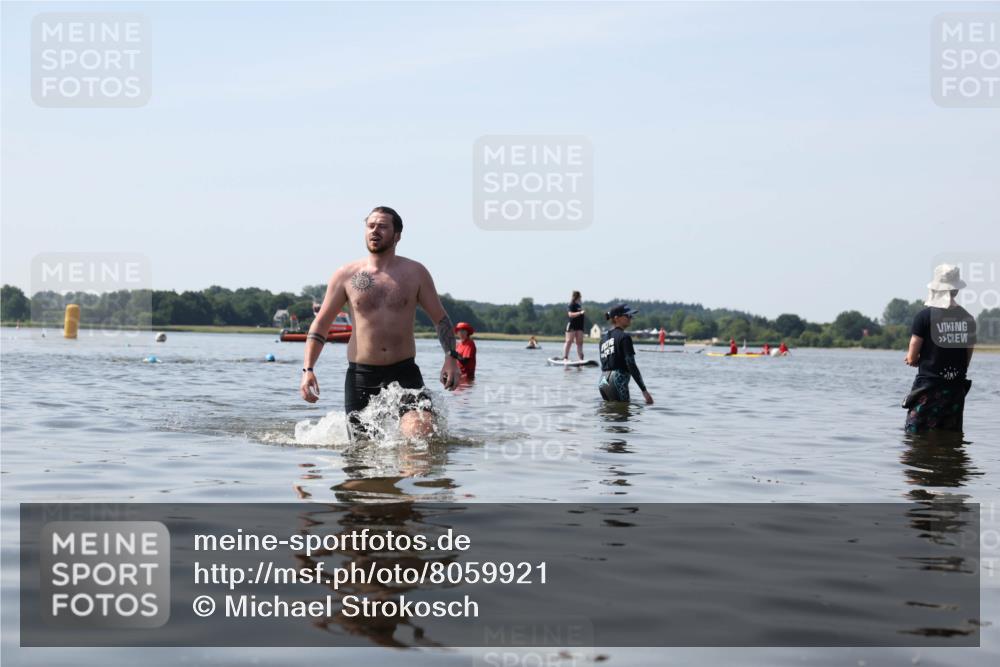 22.06.2025 - Viking Triathlon Michael Strokosch http://msf.ph/oto/8059921 22.06.2025 10:54:43 Schwimmen 305 meine-sportfotos.de