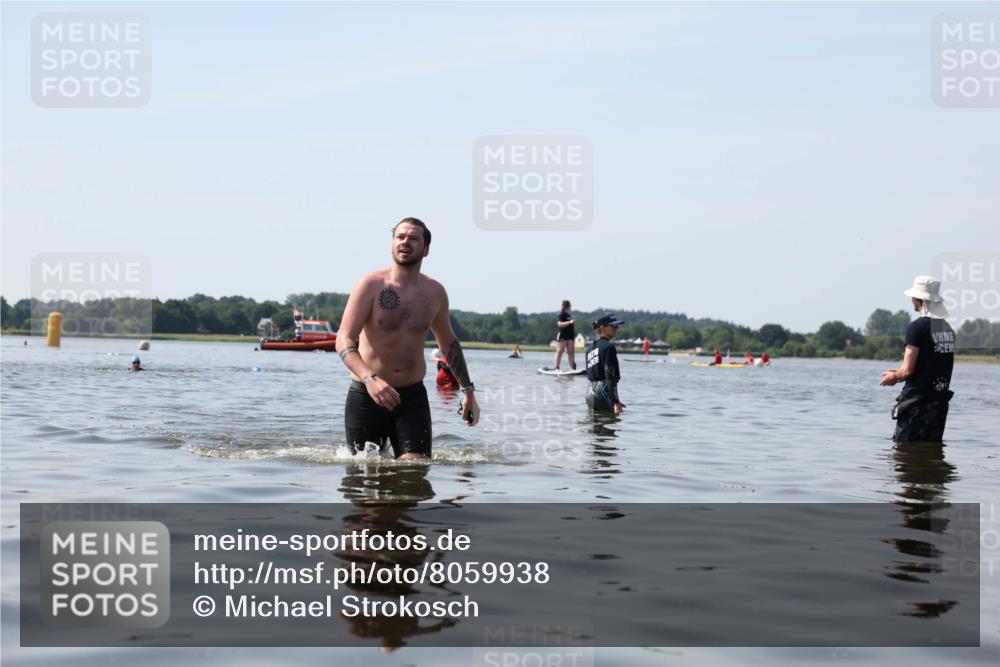 22.06.2025 - Viking Triathlon Michael Strokosch http://msf.ph/oto/8059938 22.06.2025 10:54:44 Schwimmen 305 meine-sportfotos.de