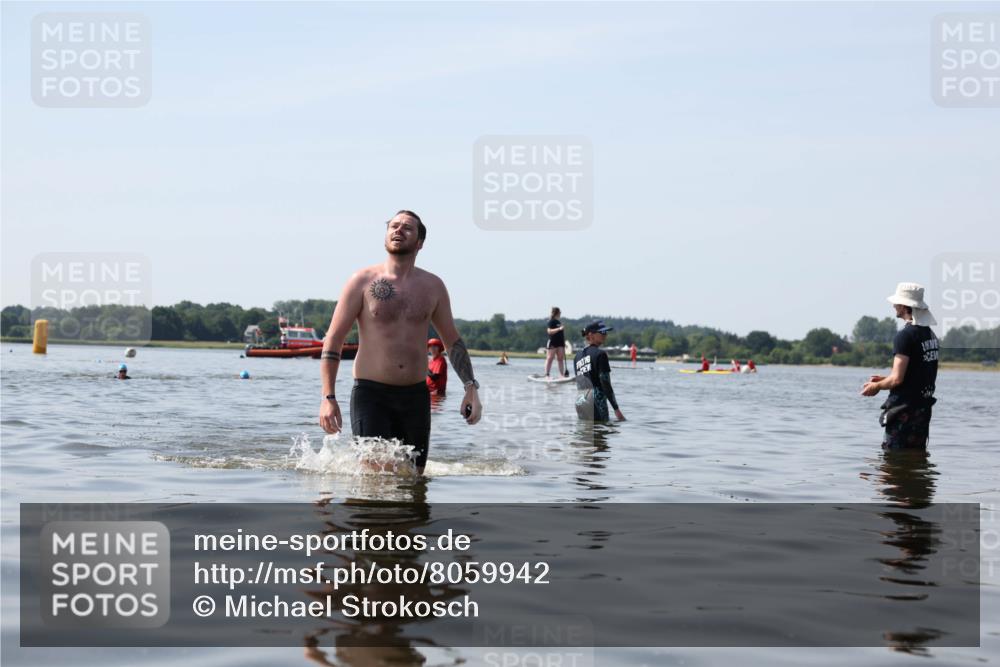 22.06.2025 - Viking Triathlon Michael Strokosch http://msf.ph/oto/8059942 22.06.2025 10:54:44 Schwimmen 305 meine-sportfotos.de