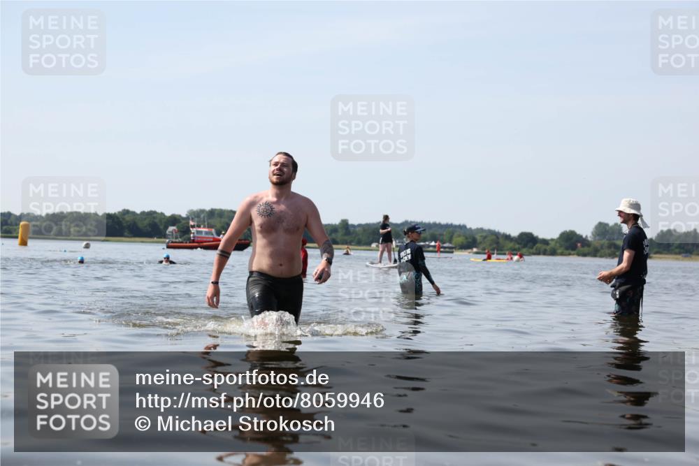 22.06.2025 - Viking Triathlon Michael Strokosch http://msf.ph/oto/8059946 22.06.2025 10:54:44 Schwimmen 305 meine-sportfotos.de