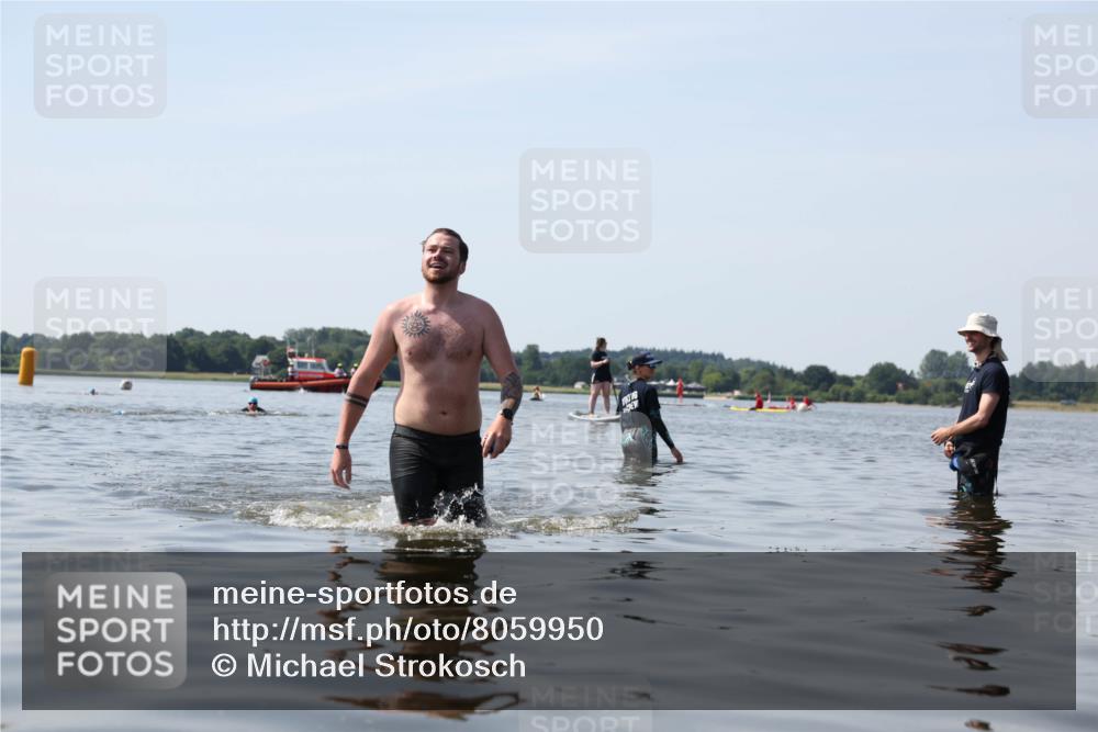 22.06.2025 - Viking Triathlon Michael Strokosch http://msf.ph/oto/8059950 22.06.2025 10:54:44 Schwimmen 305 meine-sportfotos.de