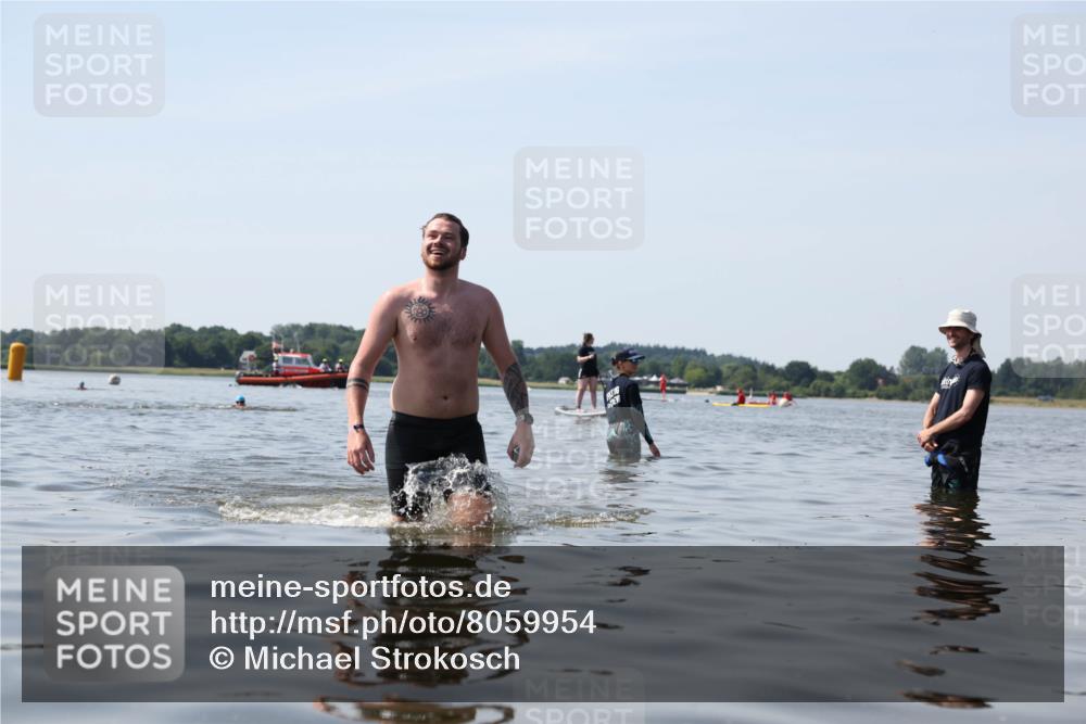 22.06.2025 - Viking Triathlon Michael Strokosch http://msf.ph/oto/8059954 22.06.2025 10:54:45 Schwimmen 305 meine-sportfotos.de