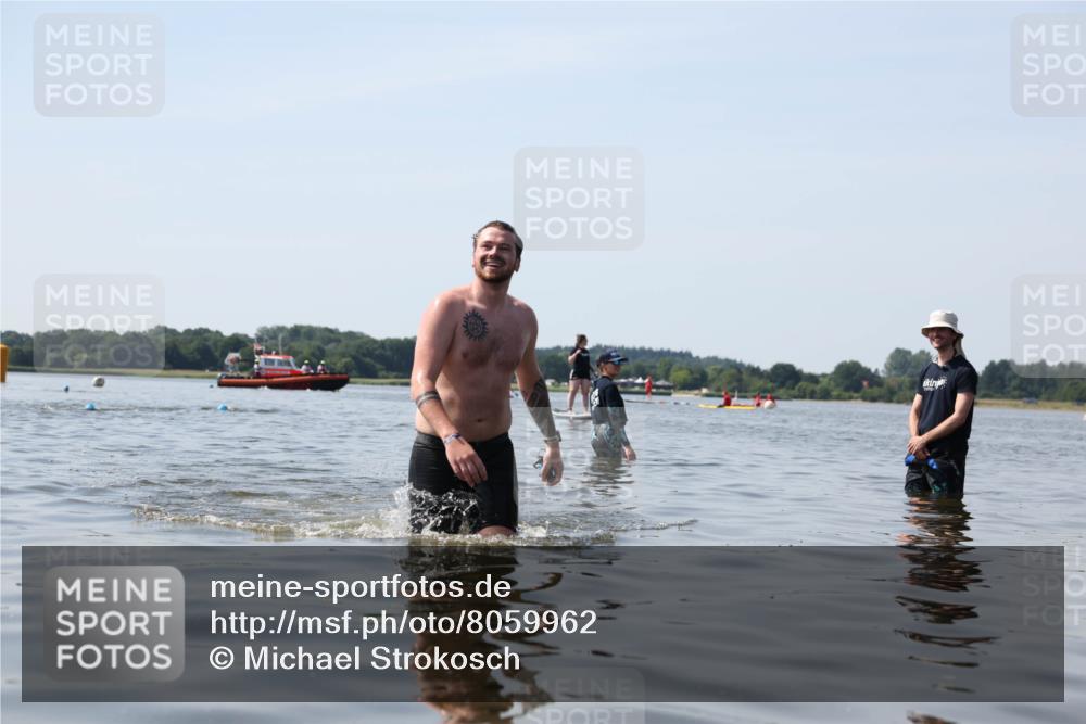 22.06.2025 - Viking Triathlon Michael Strokosch http://msf.ph/oto/8059962 22.06.2025 10:54:45 Schwimmen 305 meine-sportfotos.de