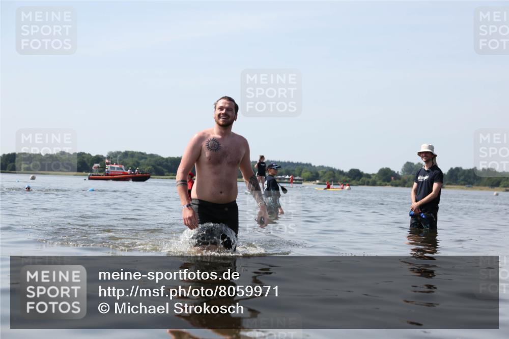22.06.2025 - Viking Triathlon Michael Strokosch http://msf.ph/oto/8059971 22.06.2025 10:54:45 Schwimmen 305 meine-sportfotos.de