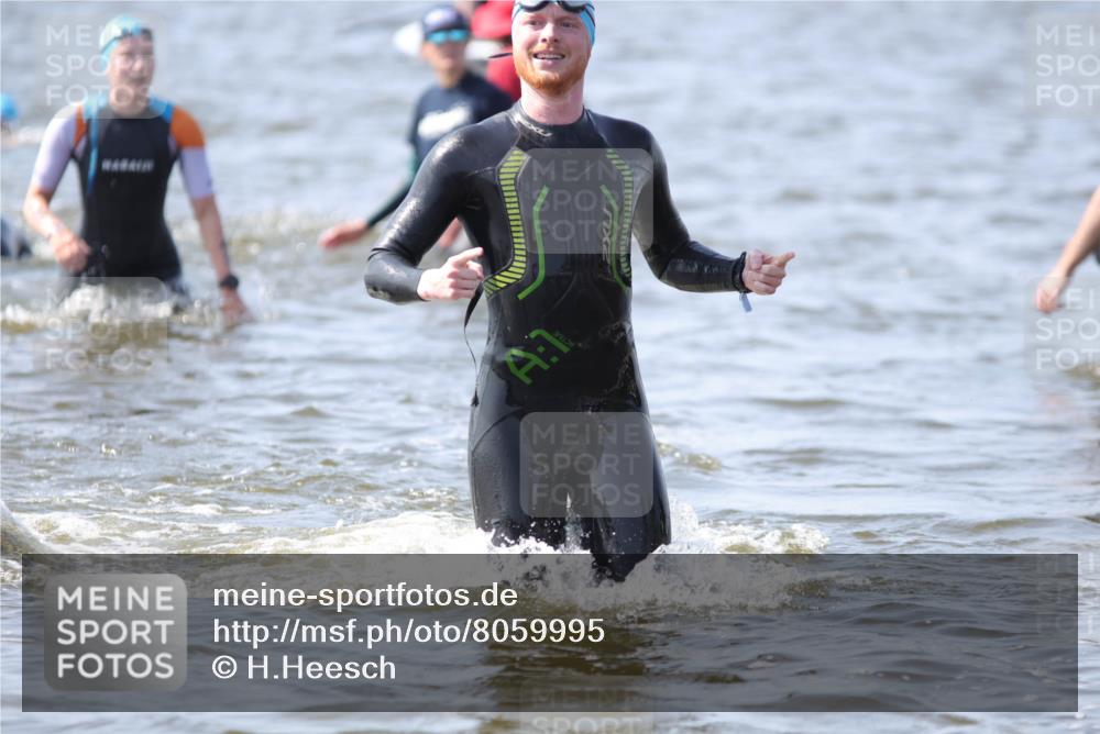 22.06.2025 - Viking Triathlon H.Heesch http://msf.ph/oto/8059995 22.06.2025 10:34:43 Schwimmen 17, 43, 77, 114, 161, 247, 284, 323, 341, 434, 548, 550 meine-sportfotos.de