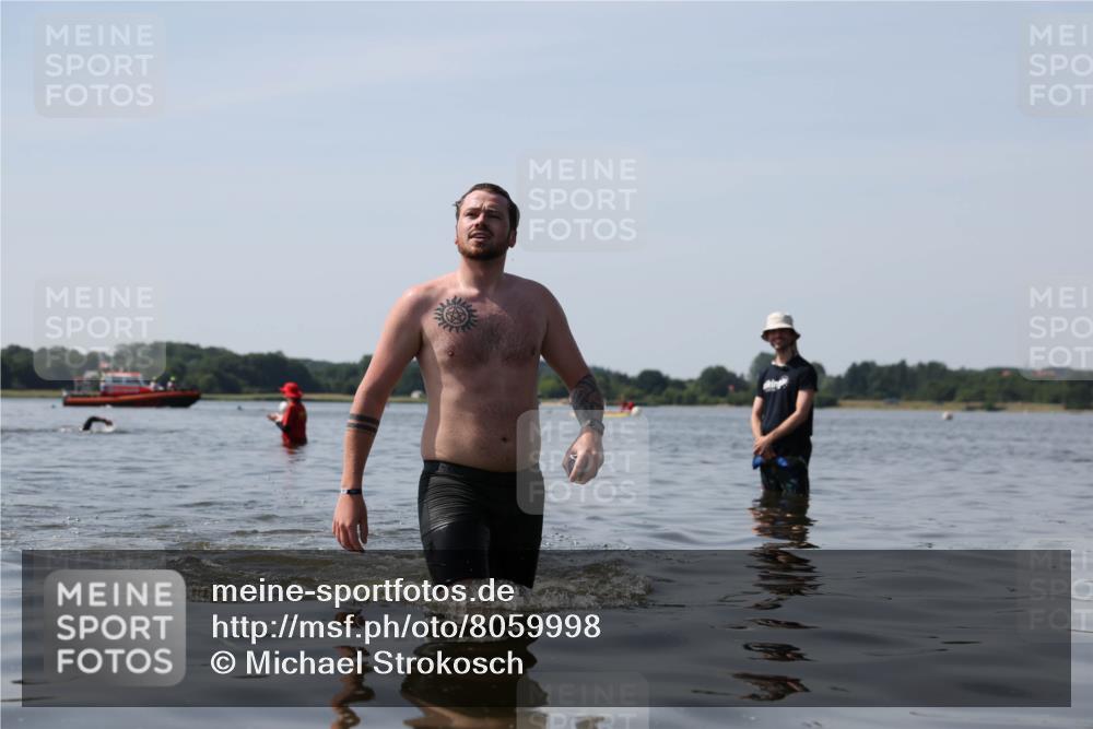 22.06.2025 - Viking Triathlon Michael Strokosch http://msf.ph/oto/8059998 22.06.2025 10:54:46 Schwimmen 305 meine-sportfotos.de