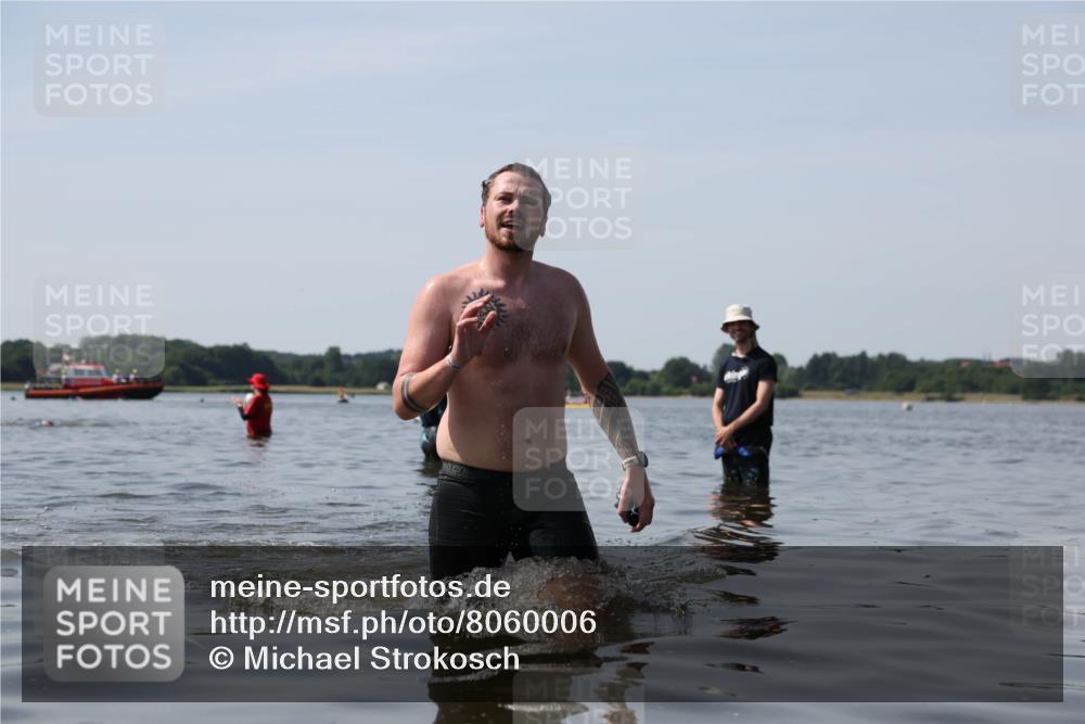 22.06.2025 - Viking Triathlon Michael Strokosch http://msf.ph/oto/8060006 22.06.2025 10:54:47 Schwimmen 305 meine-sportfotos.de