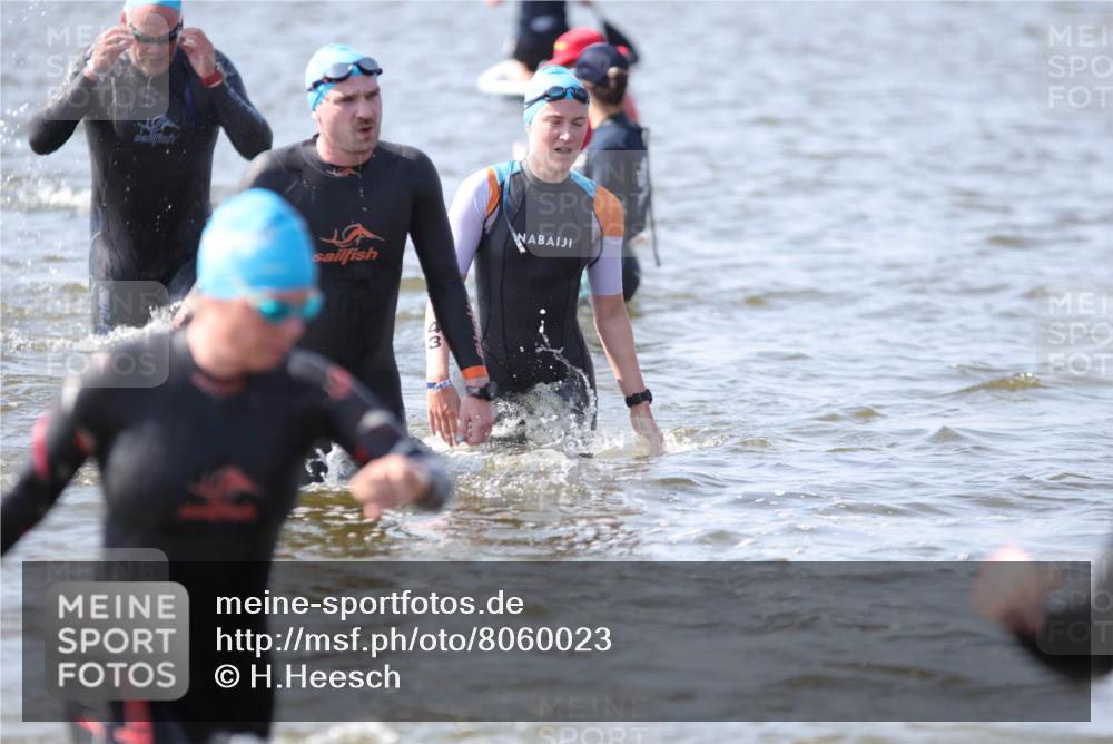 22.06.2025 - Viking Triathlon H.Heesch http://msf.ph/oto/8060023 22.06.2025 10:34:46 Schwimmen 17, 43, 77, 114, 161, 247, 284, 323, 341, 434, 475, 548, 550 meine-sportfotos.de